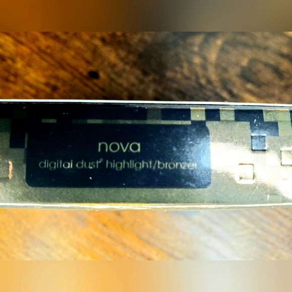 MELT cosmetics- digital dust highlight/bronzer (Nova) - Picture 4 of 11